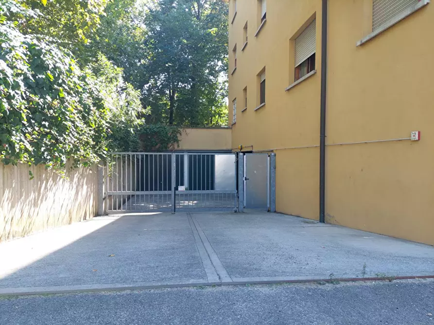 Immagine 1 di Box auto in vendita  in VIA ZANARDI a Bologna