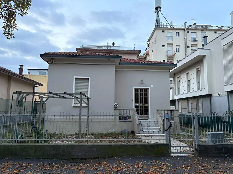 Immagine 1 di Villa in vendita  in VIALE PESCARA 7 a Rimini