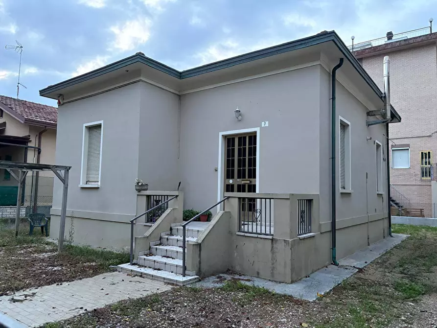 Immagine 3 di Villa in vendita  in VIALE PESCARA 7 a Rimini