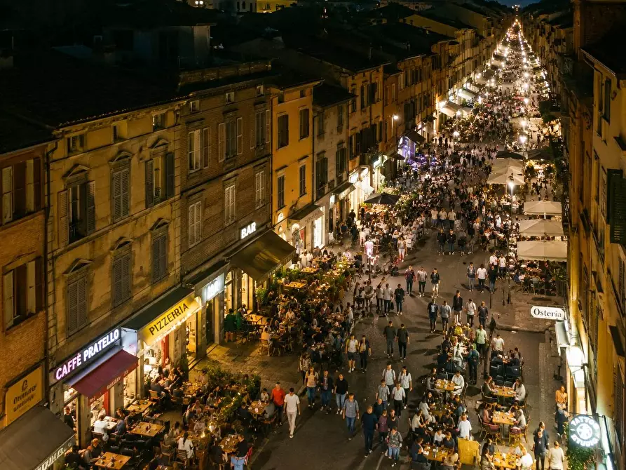 Immagine 1 di Negozio in vendita  in Via Del Pratello a Bologna
