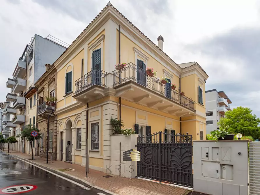 Immagine 37 di Villa in vendita  in VIA  MANZONI a Pescara