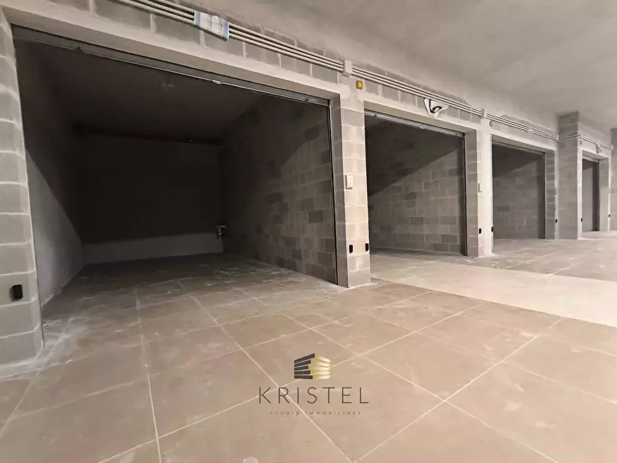 Immagine 2 di Box auto in vendita  in VIALE GUGLIELMO MARCONI 120 a Pescara