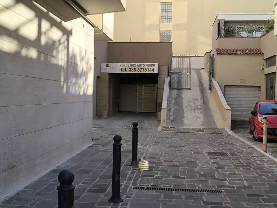 Immagine 4 di Box auto in vendita  in VIALE GUGLIELMO MARCONI 120 a Pescara