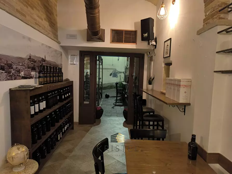 Immagine 4 di Locale commerciale in vendita  in VIA PORTA PESCARA 25 a Chieti