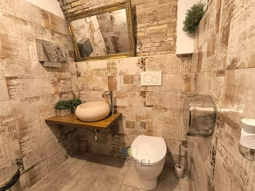 Immagine 8 di Locale commerciale in vendita  in VIA PORTA PESCARA 25 a Chieti