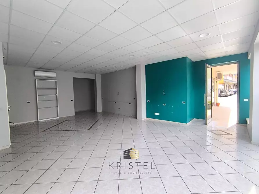 Immagine 5 di Locale commerciale in vendita  in VIALE BENEDETTO CROCE 93 a Chieti