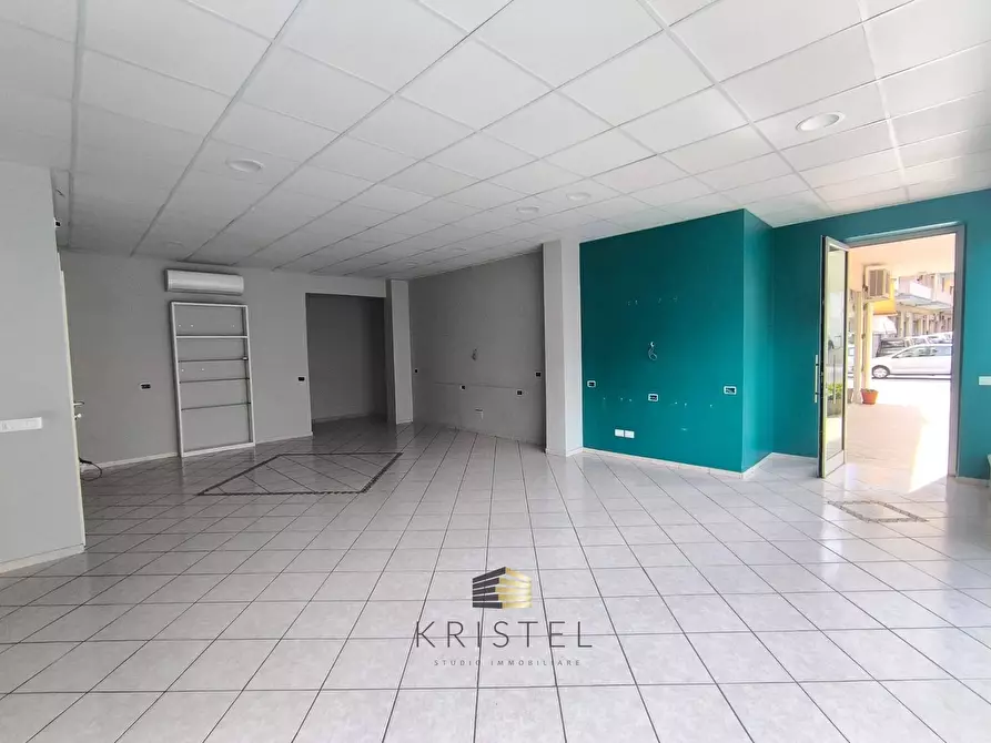 Immagine 7 di Locale commerciale in vendita  in VIALE BENEDETTO CROCE 93 a Chieti