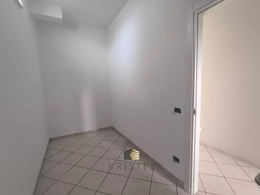Immagine 11 di Locale commerciale in vendita  in VIALE BENEDETTO CROCE 93 a Chieti