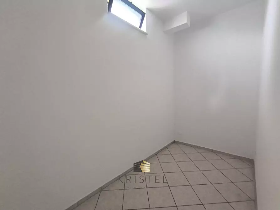 Immagine 12 di Locale commerciale in vendita  in VIALE BENEDETTO CROCE 93 a Chieti