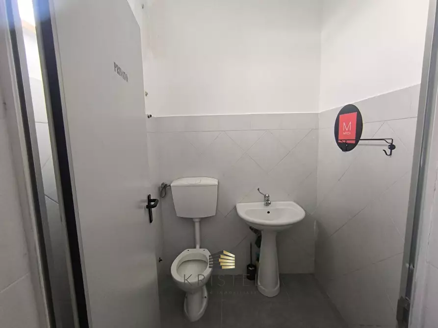 Immagine 16 di Locale commerciale in vendita  in VIALE BENEDETTO CROCE 93 a Chieti