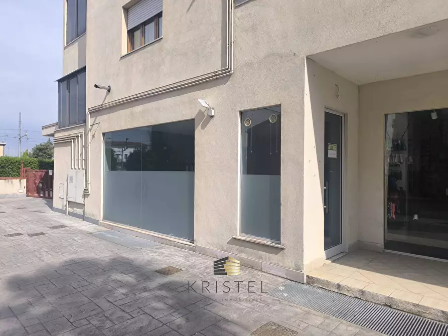 Immagine 19 di Locale commerciale in vendita  in VIALE BENEDETTO CROCE 93 a Chieti