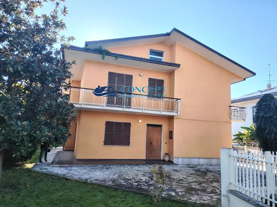 Immagine 1 di Villa in vendita  in via U. Foscolo a Corropoli