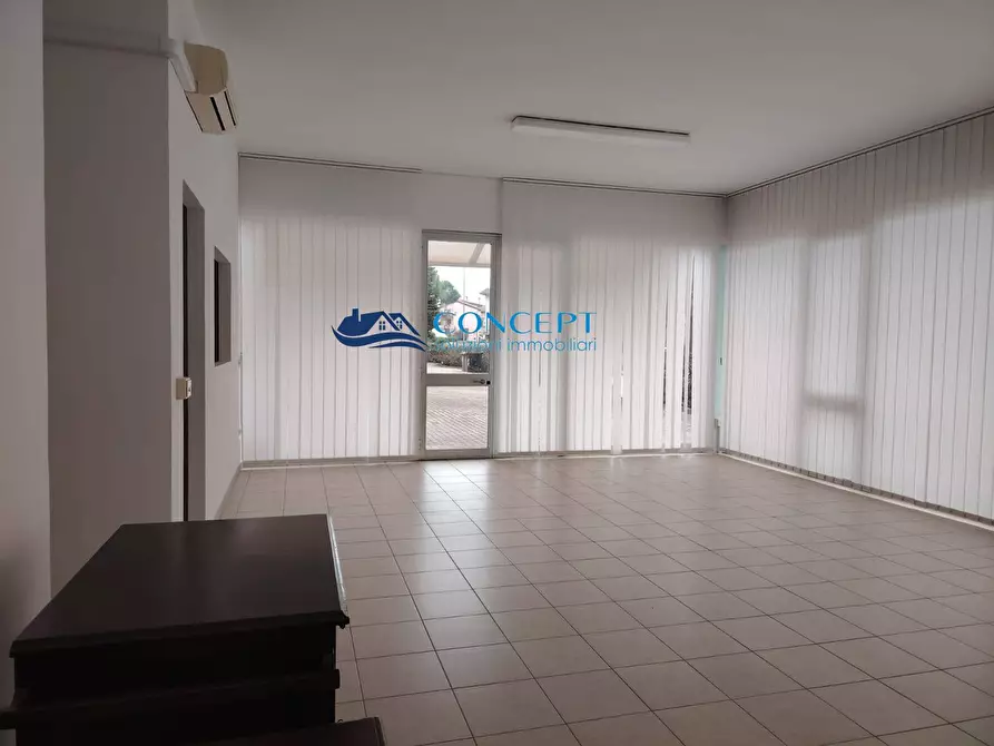 Immagine 2 di Locale commerciale in vendita  in via E. De Filippo snc a Martinsicuro