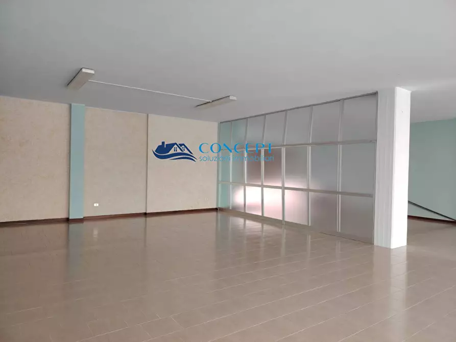 Immagine 1 di Locale commerciale in vendita  in via E. de Filippo snc a Martinsicuro