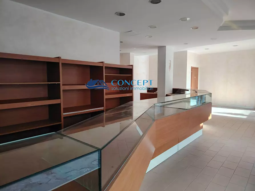 Immagine 2 di Locale commerciale in vendita  a Martinsicuro