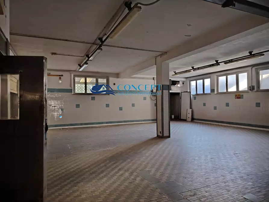 Immagine 5 di Locale commerciale in vendita  a Martinsicuro