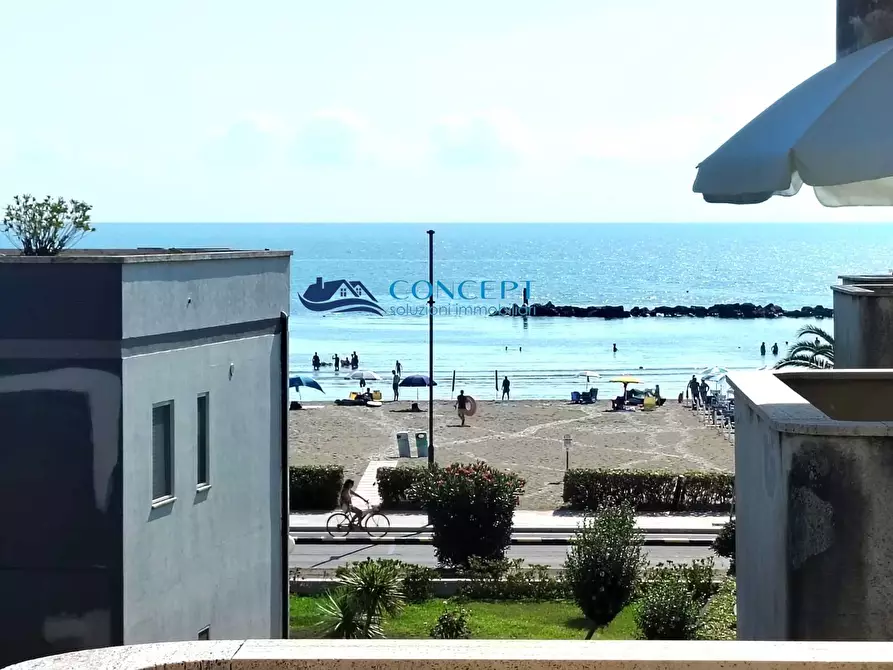 Immagine 1 di Appartamento in vendita  in lungomare Italia snc a Martinsicuro