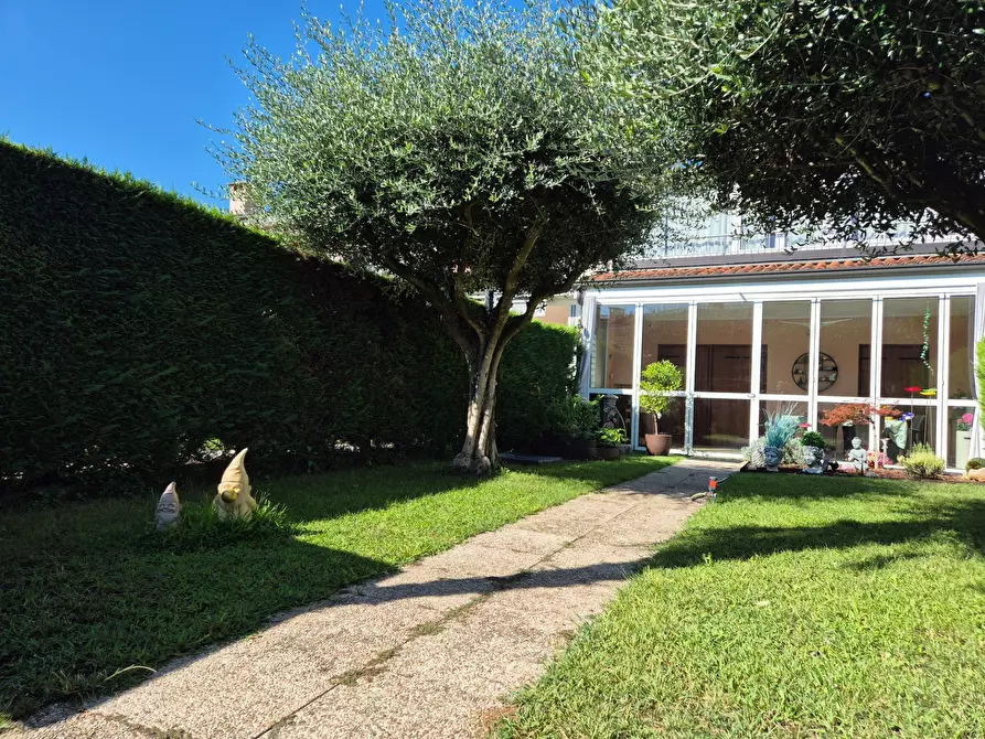 Immagine 2 di Appartamento in vendita  in via dei vigneti 193 a Lazise