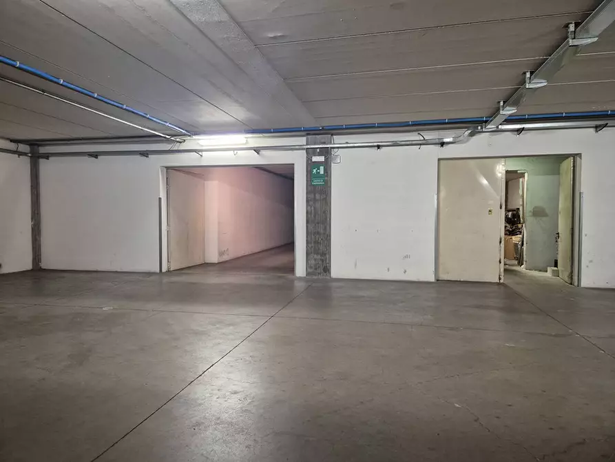 Immagine 3 di Magazzino in vendita  in Via Pascoli a Affi
