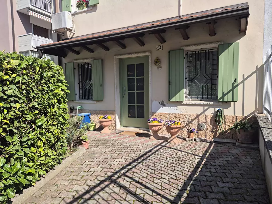 Immagine 1 di Villetta a schiera in vendita  in VIA TEVERE a Verona