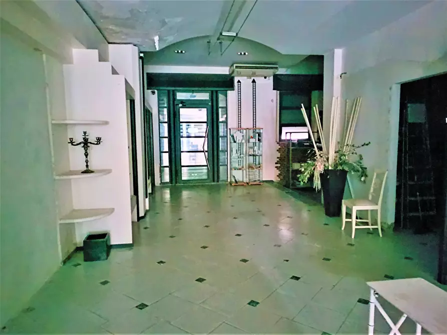 Immagine 2 di Locale commerciale in vendita  in via vittorio veneto a Pontedera