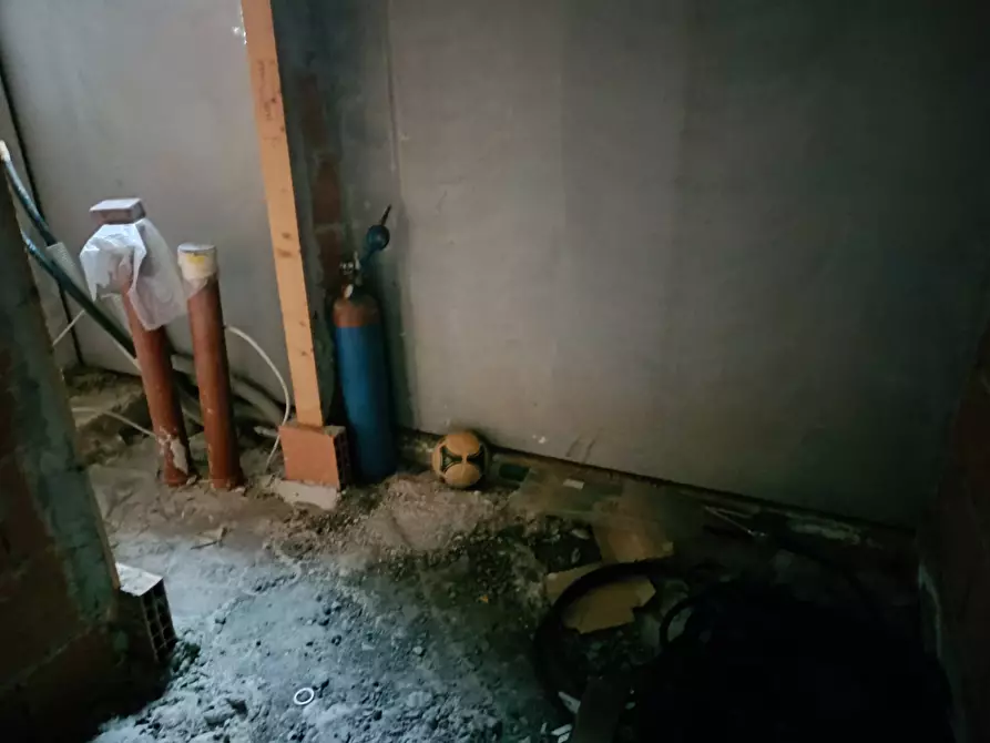 Immagine 2 di Locale commerciale in vendita  in strada provinciale cucigliana lavoria a Crespina Lorenzana