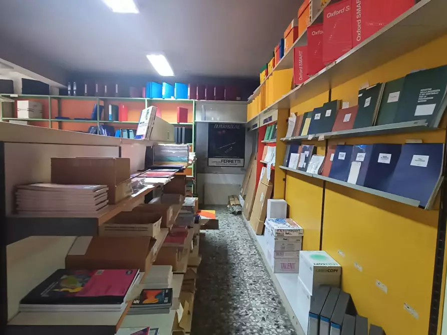 Immagine 1 di Locale commerciale in affitto  in via della misericordia a Pontedera