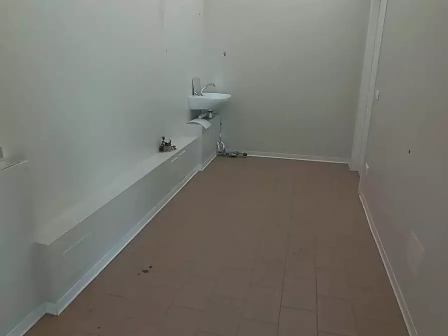 Immagine 8 di Attività commerciale in affitto  in via Rossini a Casciana Terme Lari