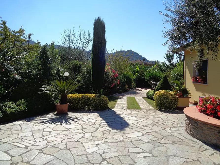 Immagine 9 di Villa in vendita  a Montignoso