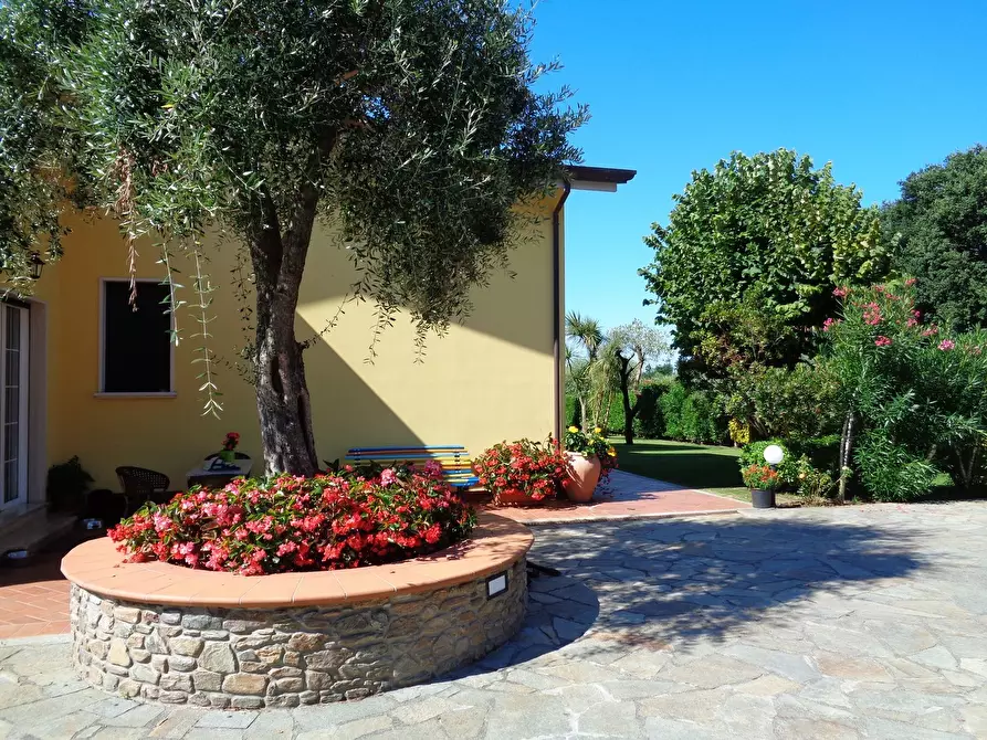 Immagine 11 di Villa in vendita  a Montignoso