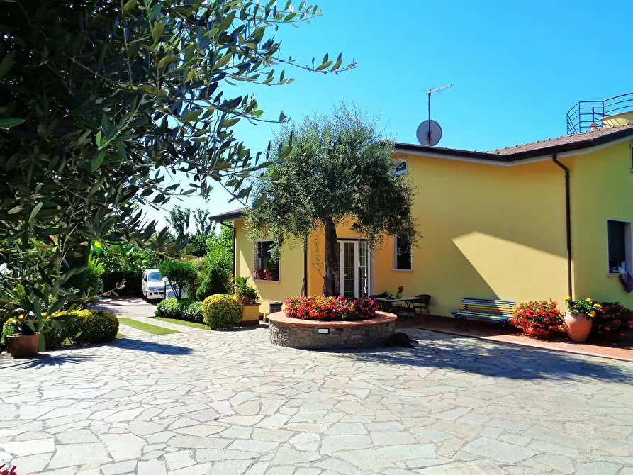 Immagine 15 di Villa in vendita  a Montignoso