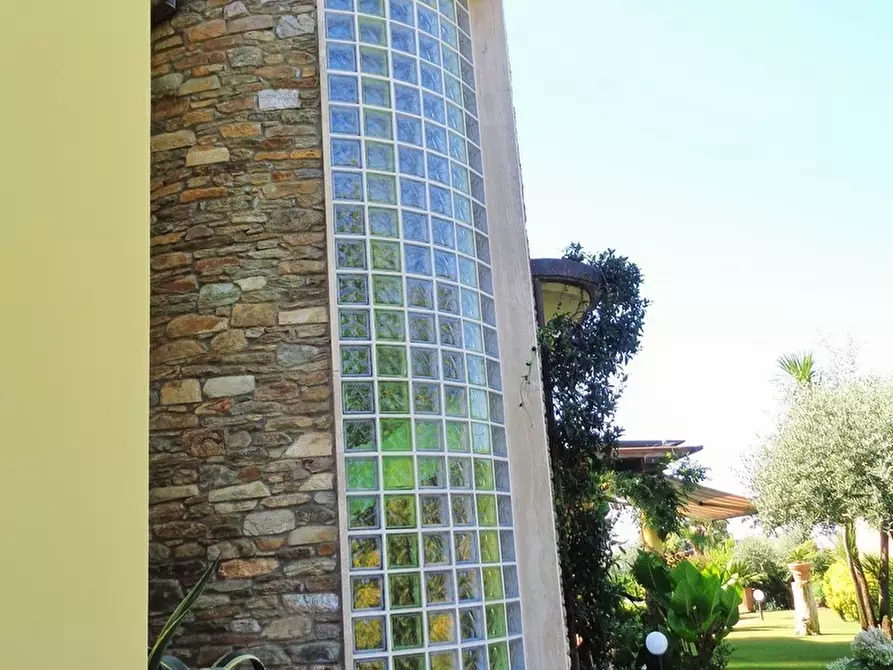 Immagine 18 di Villa in vendita  a Montignoso