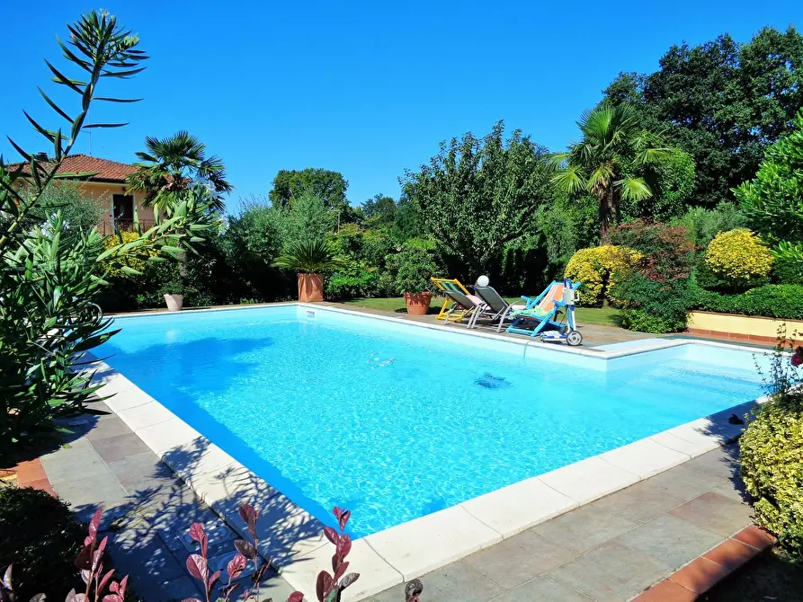 Immagine 3 di Villa in vendita  a Montignoso