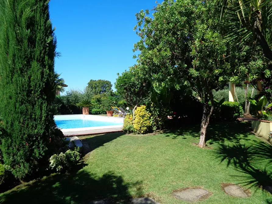 Immagine 33 di Villa in vendita  a Montignoso