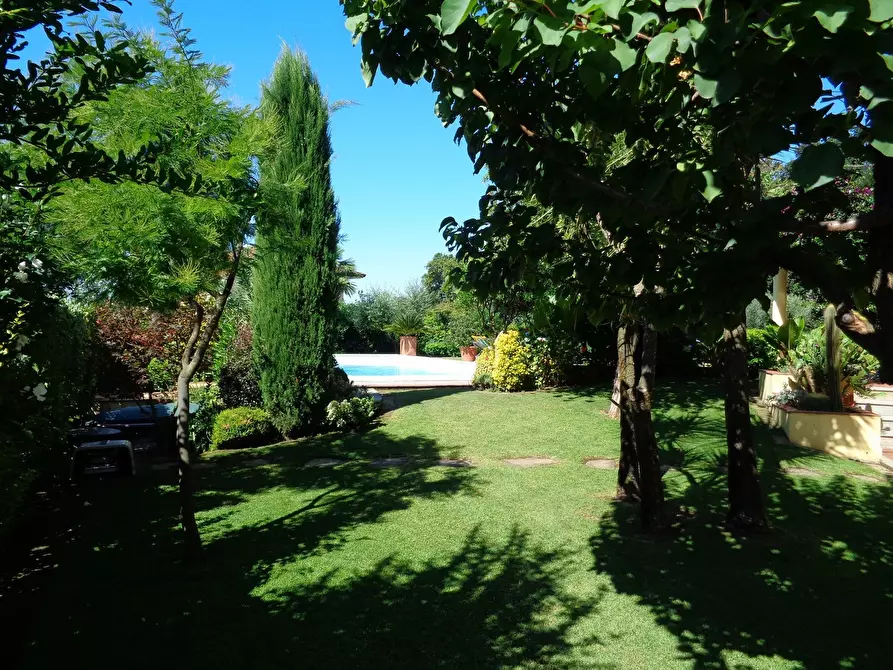 Immagine 34 di Villa in vendita  a Montignoso