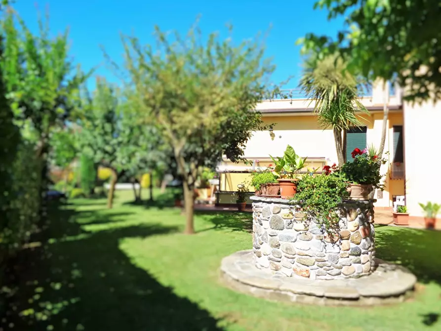 Immagine 36 di Villa in vendita  a Montignoso