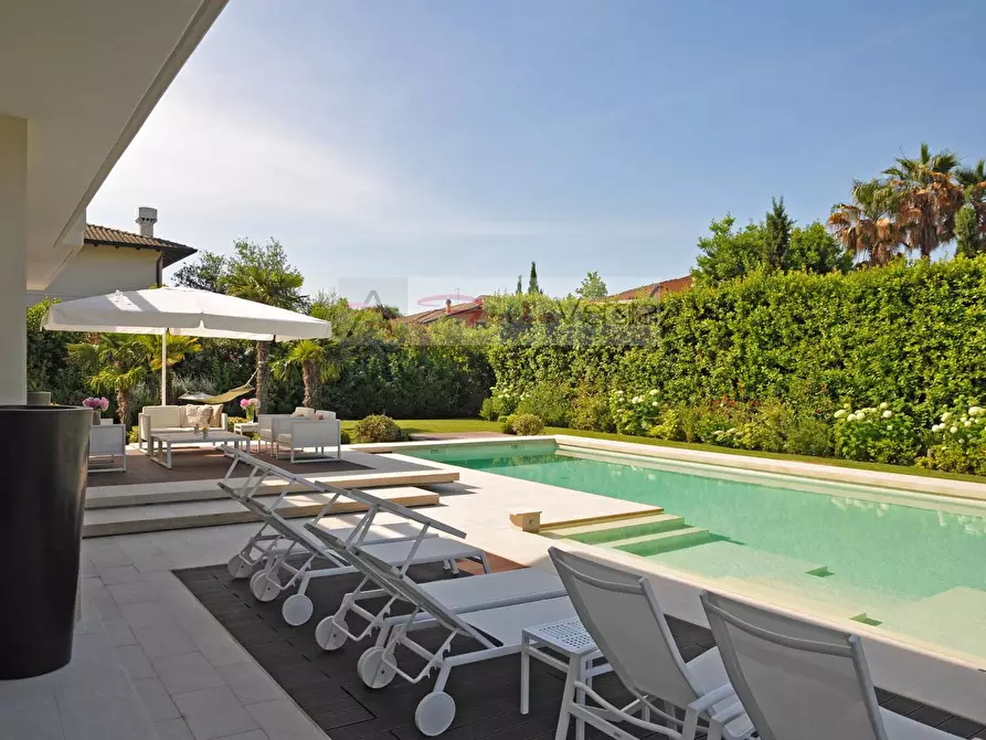 Immagine 3 di Villa in affitto  a Forte Dei Marmi