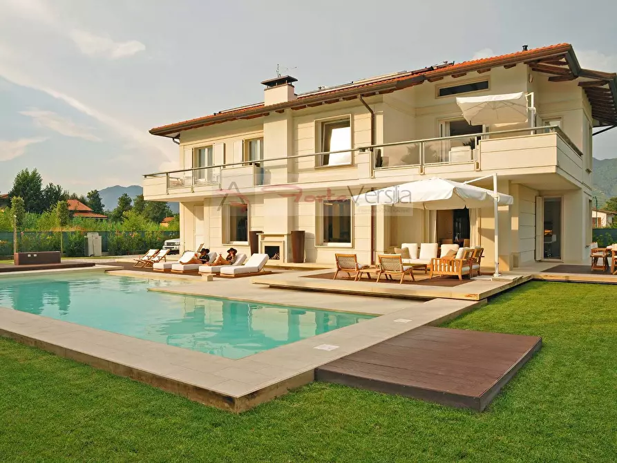 Immagine 1 di Villa in affitto  a Forte Dei Marmi