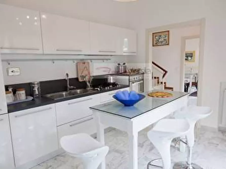 Immagine 1 di Villa in vendita  a Forte Dei Marmi