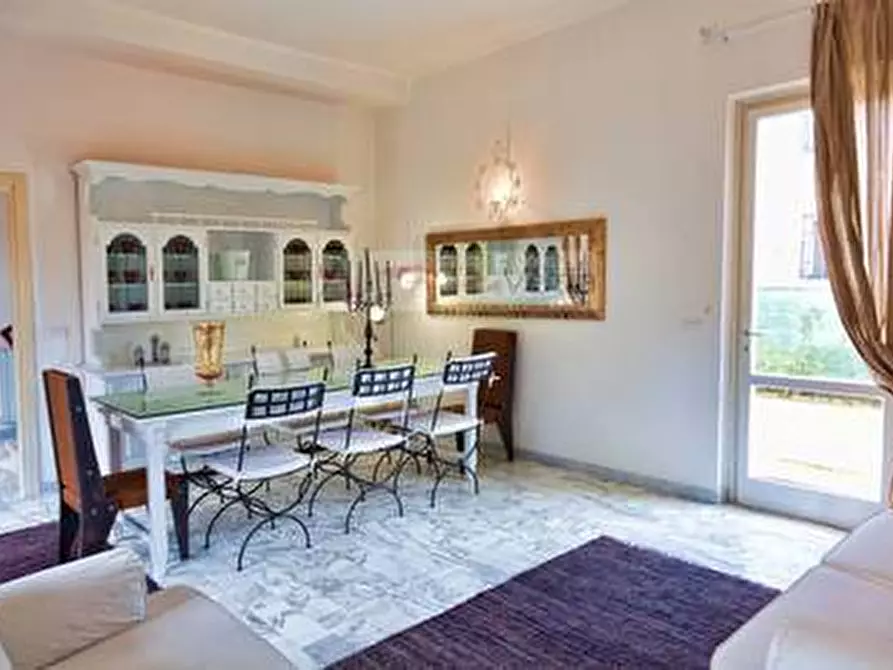 Immagine 5 di Villa in vendita  a Forte Dei Marmi