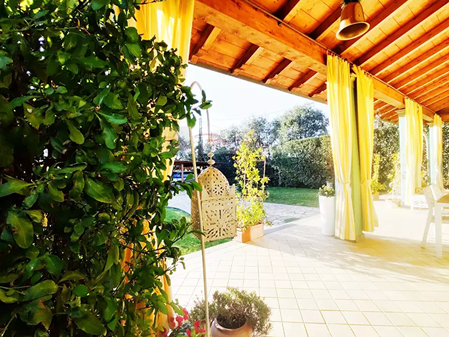 Immagine 1 di Villa in vendita  a Seravezza
