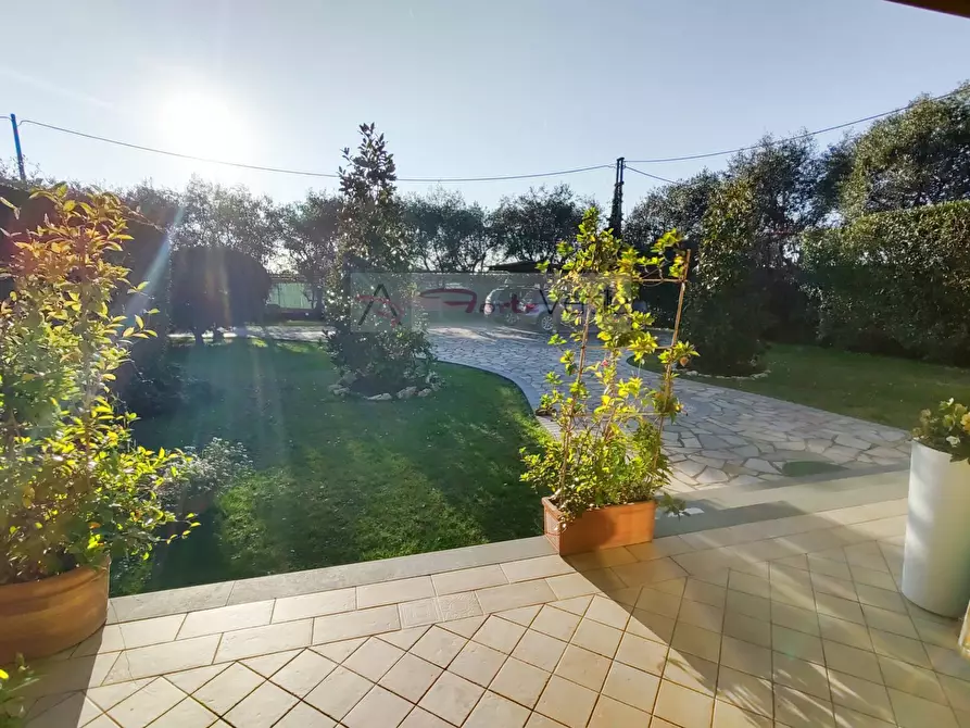 Immagine 2 di Villa in vendita  a Seravezza