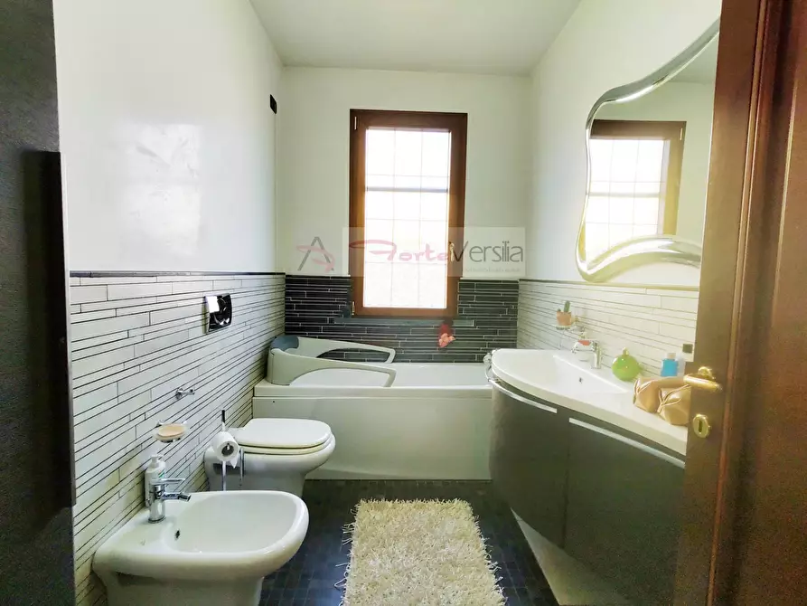 Immagine 22 di Villa in vendita  a Seravezza