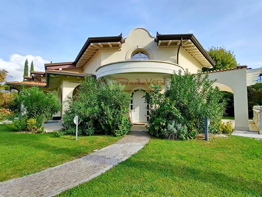 Immagine 1 di Villa in vendita  a Forte Dei Marmi