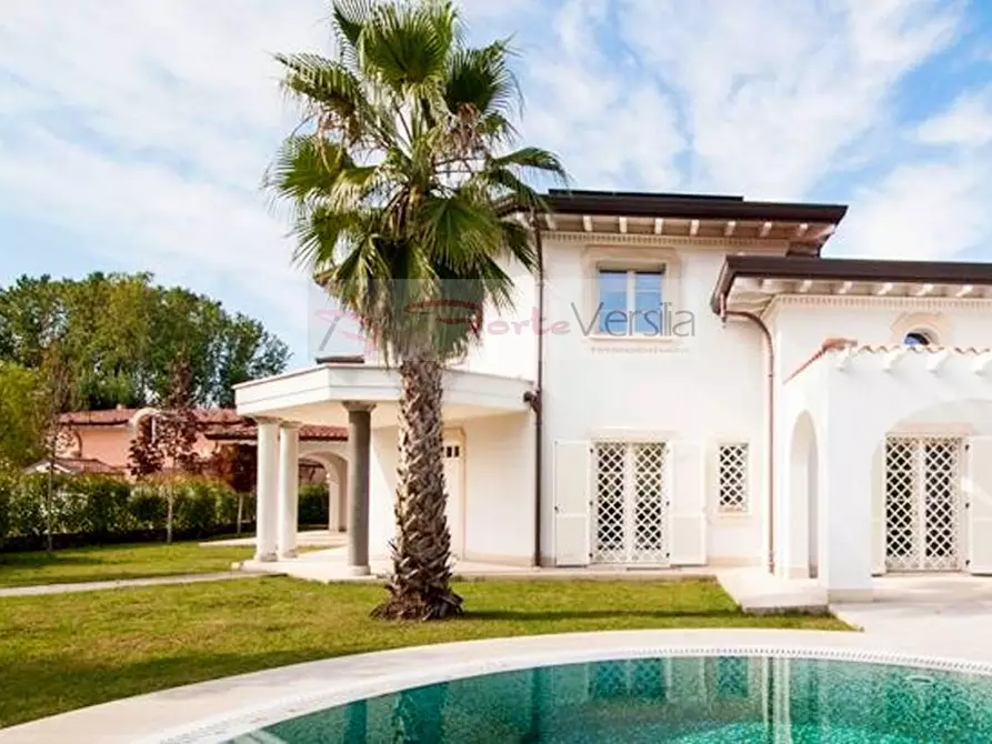 Immagine 1 di Villa in vendita  a Forte Dei Marmi