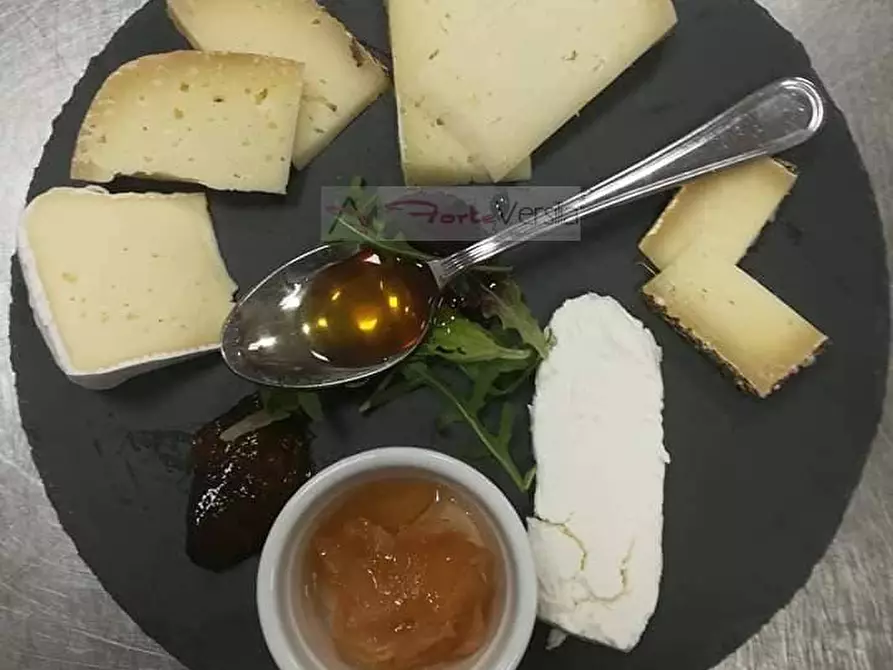 Immagine 22 di Albergo/B&B/Residence in vendita  a Camaiore