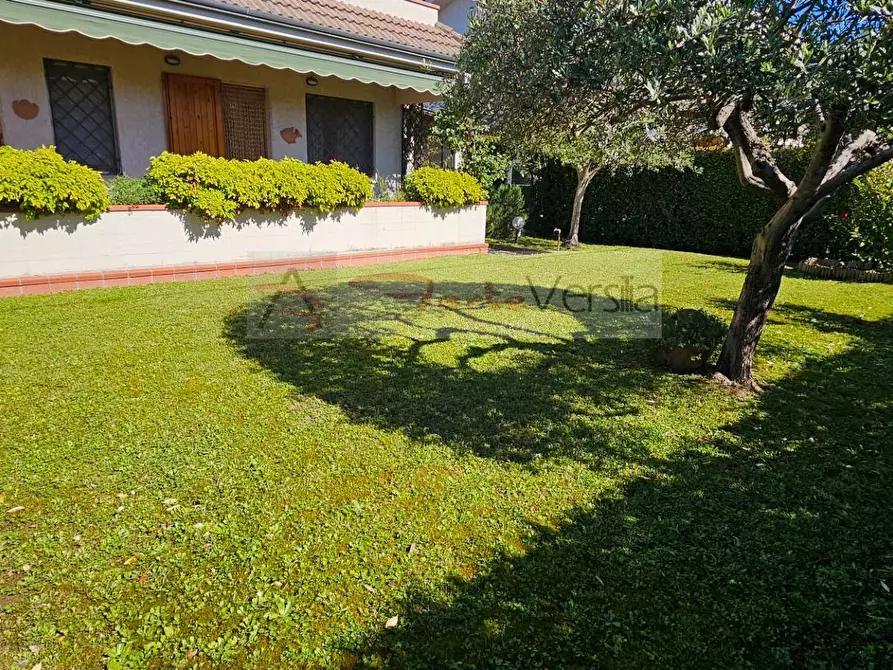 Immagine 12 di Villa in vendita  a Montignoso