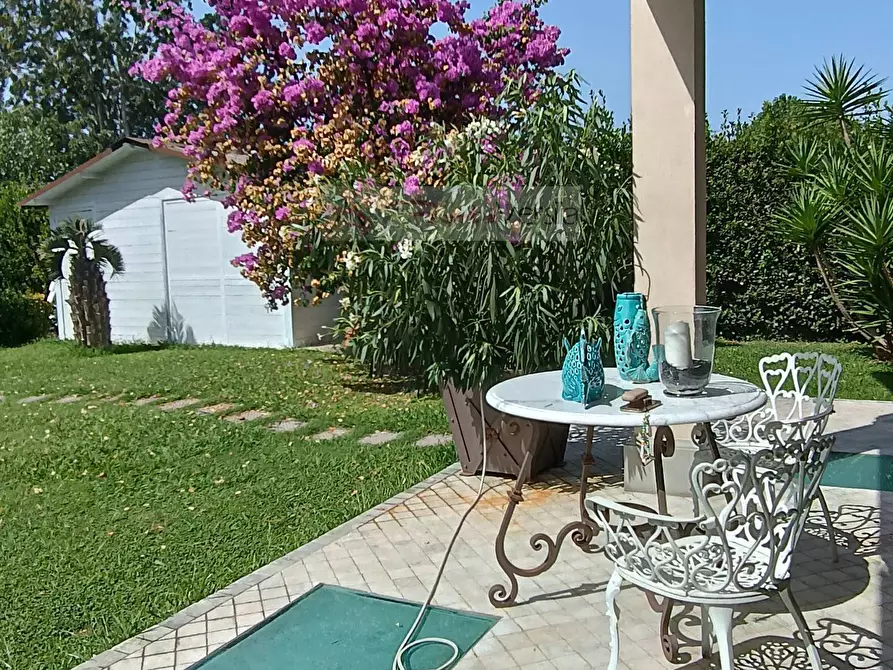 Immagine 6 di Villa in vendita  a Forte Dei Marmi