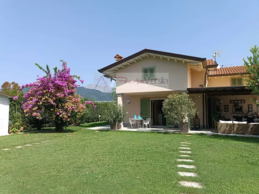 Immagine 5 di Villa in vendita  a Forte Dei Marmi