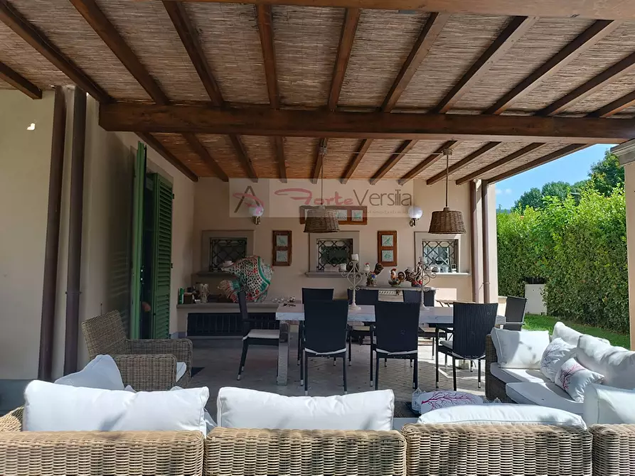 Immagine 4 di Villa in vendita  a Forte Dei Marmi